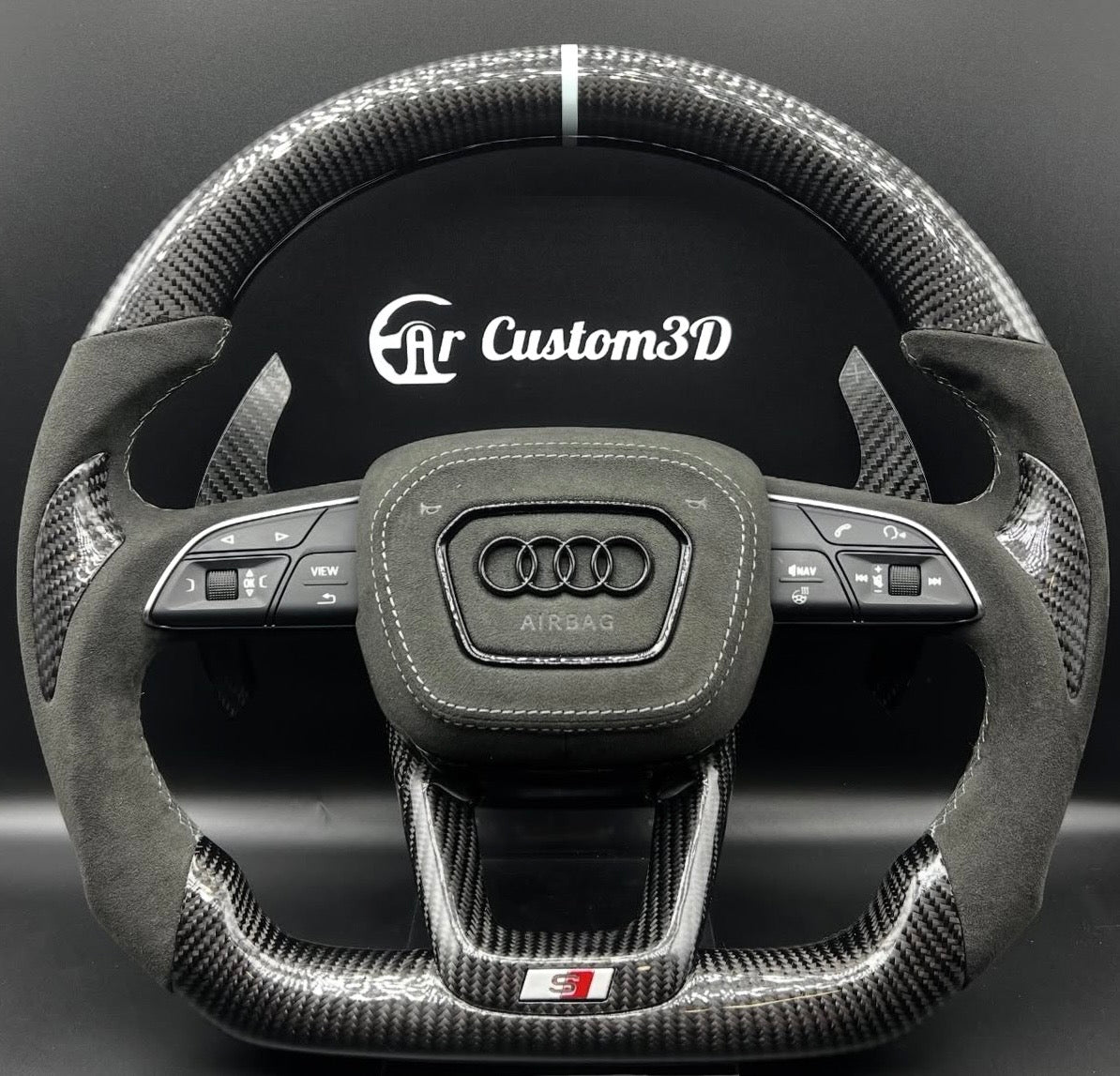 Volant Audi 8Y sur mesure en carbone alcantara surpiqûre blanche avec couvercle d'airbag surpiqûre blanche