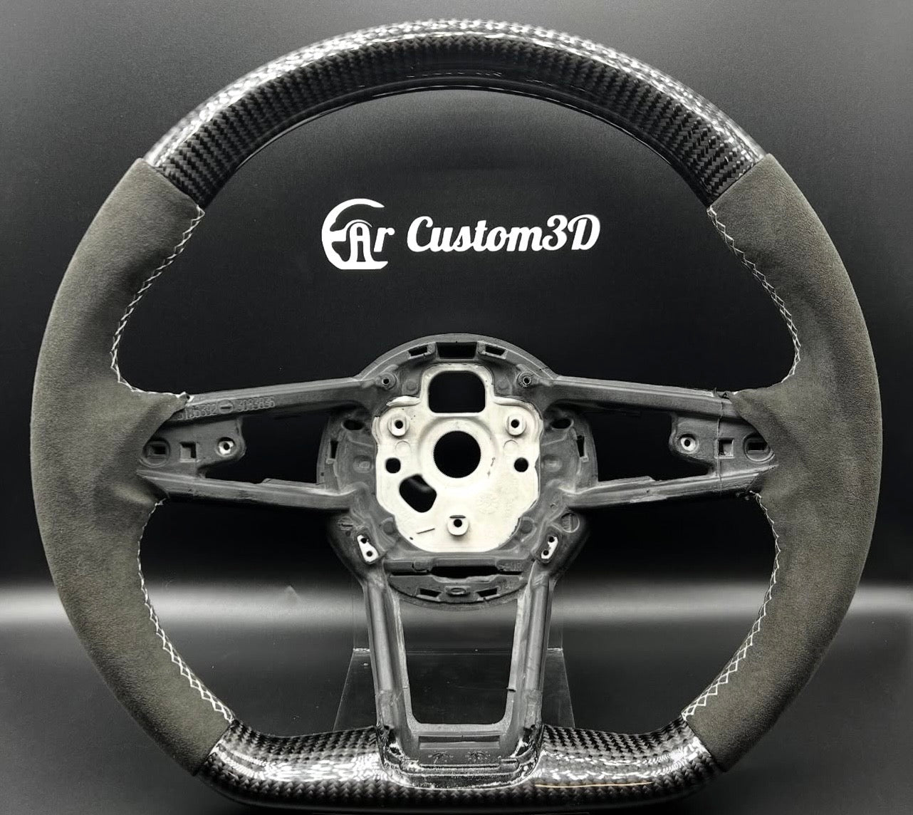 Volant Audi R8 sur mesure en carbone et alcantara surpiqûre blanche