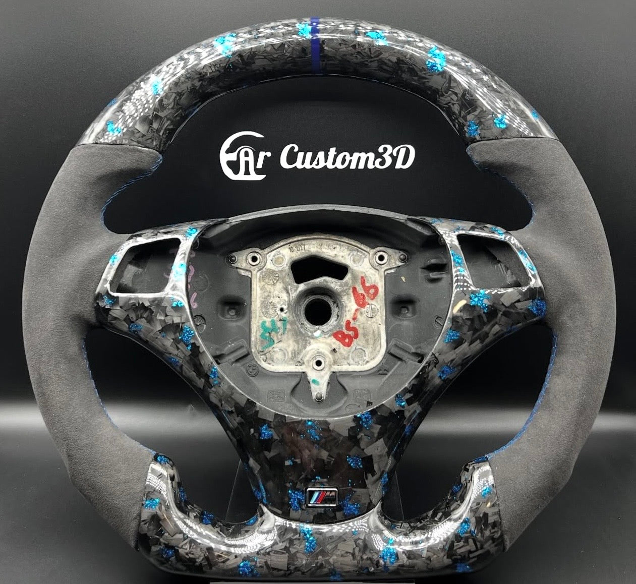 Volant Bmw e9x sur mesure en carbon forgé bleu et alcantara surpiqûre bleu