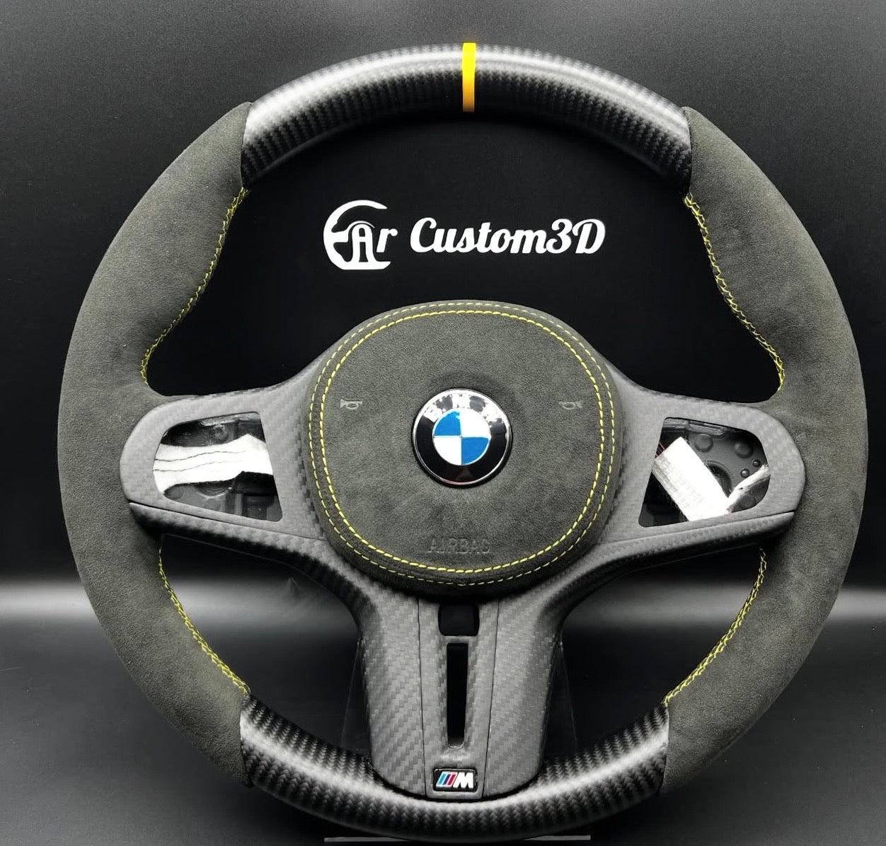volant sur mesure bmw serie g en carbon matt et alcantara surpiqûre jaune garniture centrale carbone matt couvercle d'airbag en alcantara surpiqûre jaune logo m