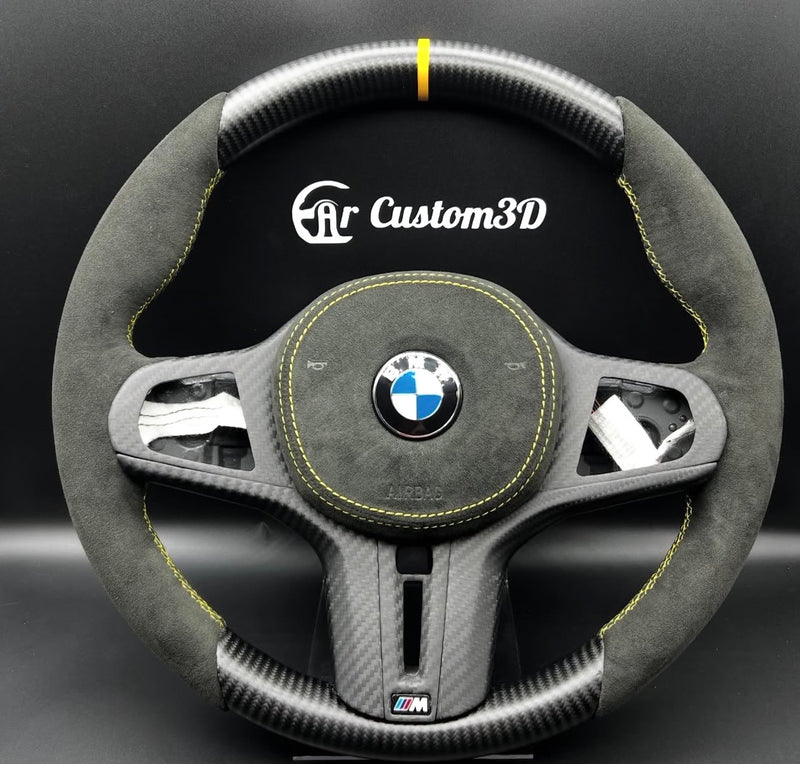 volant sur mesure bmw serie g en carbon matt et alcantara surpiqûre jaune garniture centrale carbone matt couvercle d'airbag en alcantara surpiqûre jaune logo m