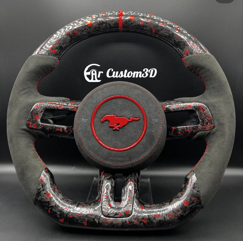 volant ford mustang en carbon forge rouge et alcantara surpiqûre rouge contours de boutons carbon forgé rouge couvercle d'airbag en full alcantara surpiqûre rouge