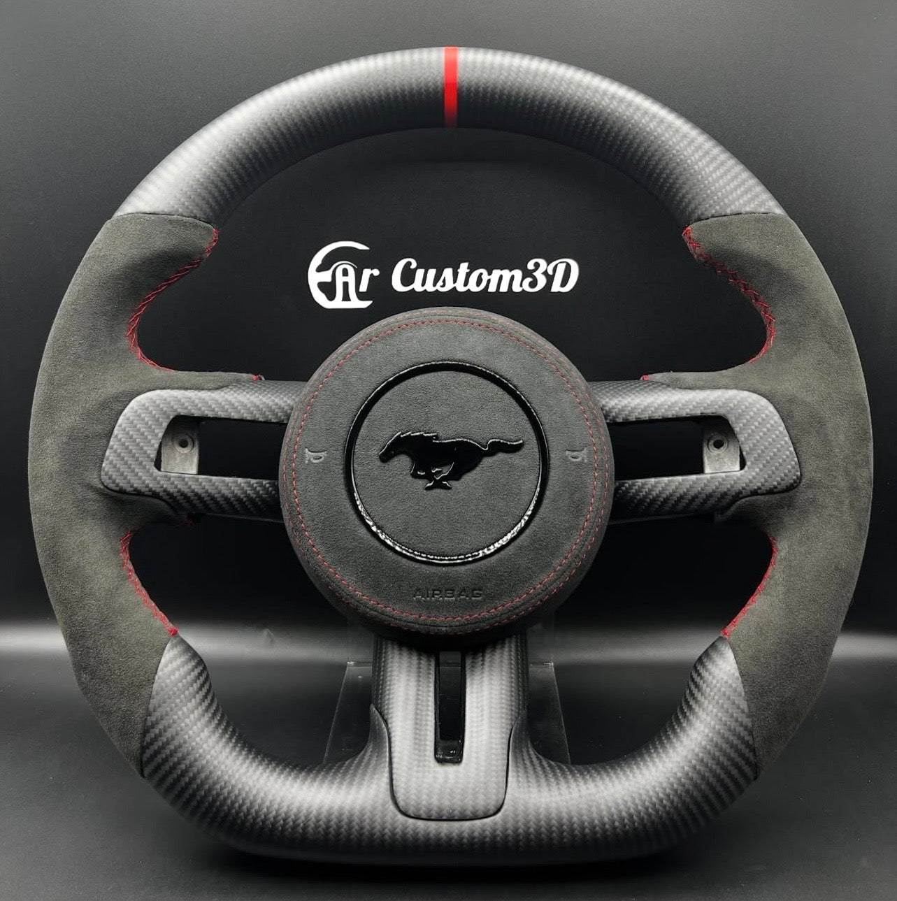 volant ford mustang en carbone matt alcantara surpiqûre rouge contours de boutons carbon matt et couvercle d'airbagg en alcantara surpiqûre rouge
