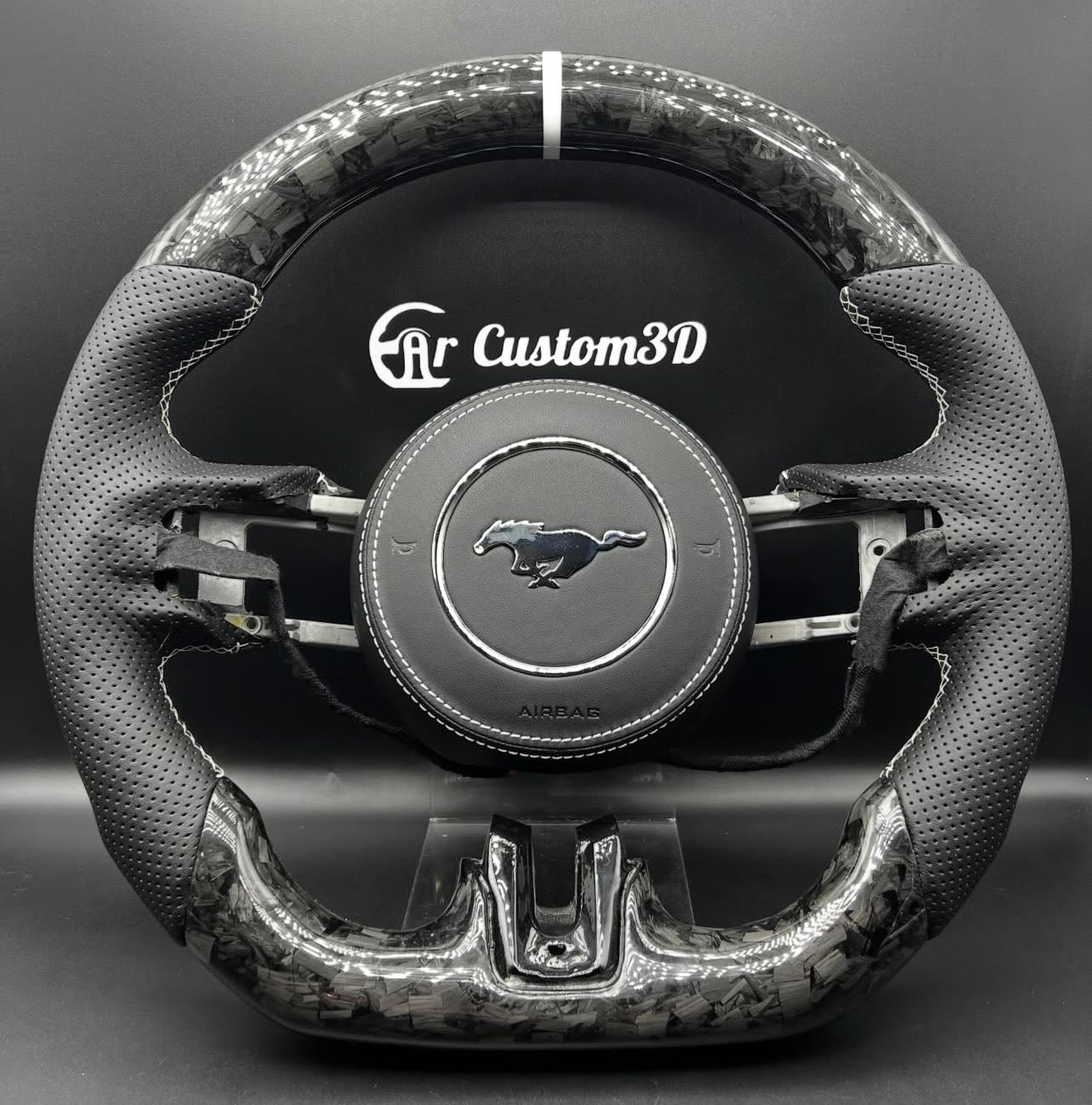 volant ford mustang en carbon forge et cuir perfore surpiqûure blanche couvercle d'airbag en cuir lisse surpiqûre blanche