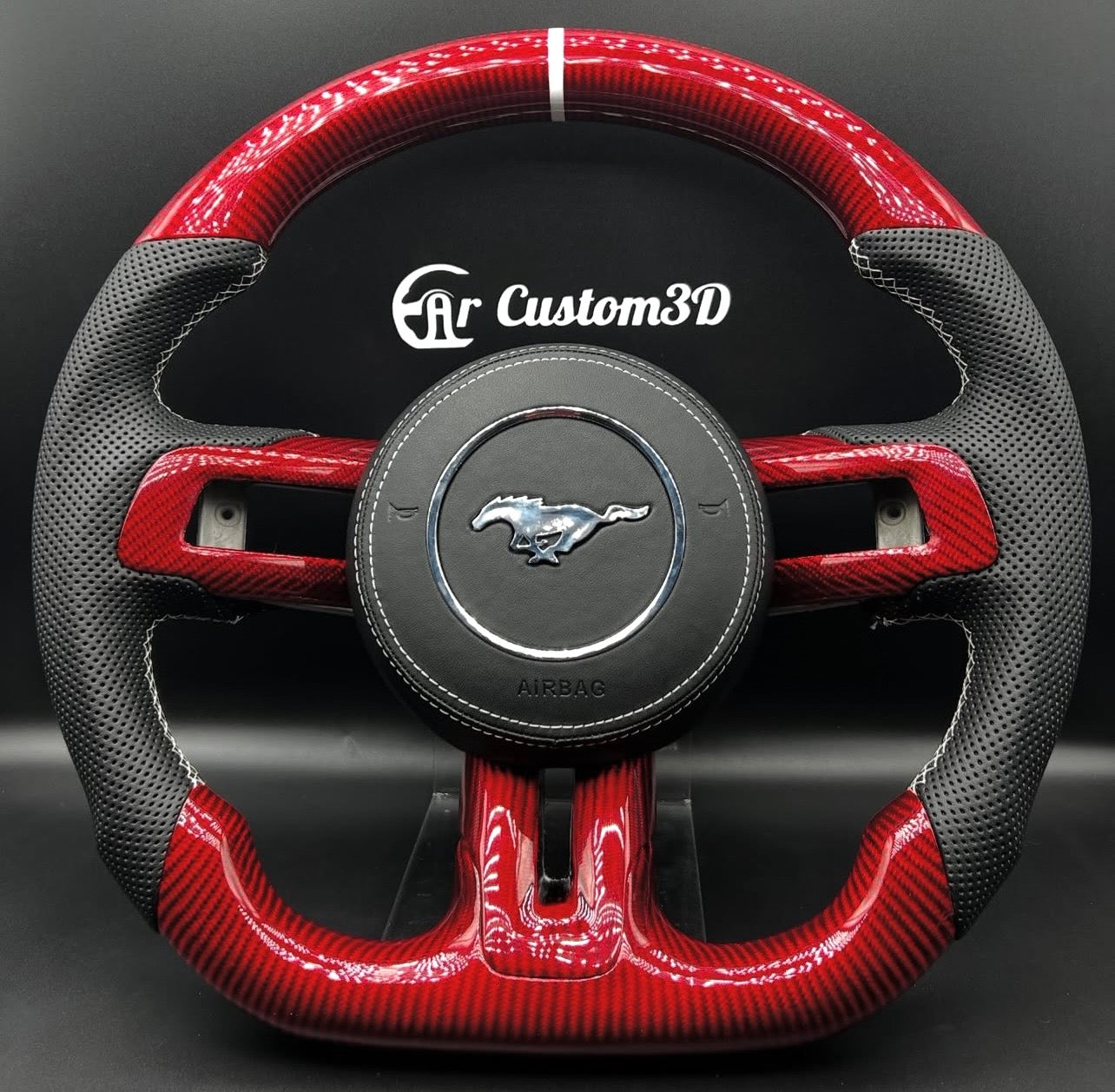 volant ford mustang en carbon rouge cuir perforé surpiqûre blanche couvercle d'airbag en cuir lisse surpiqûre blanche contours de boutons carbone brillant rouge