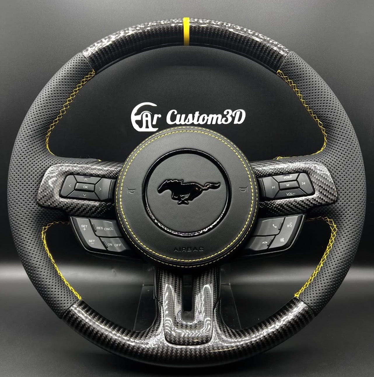 volant ford mustang en carbone et cuir perfore surpiqûre jaune contours de boutons en carbon brillant couvercle d'airbagg en cuir lisse surpiqûre jaune 