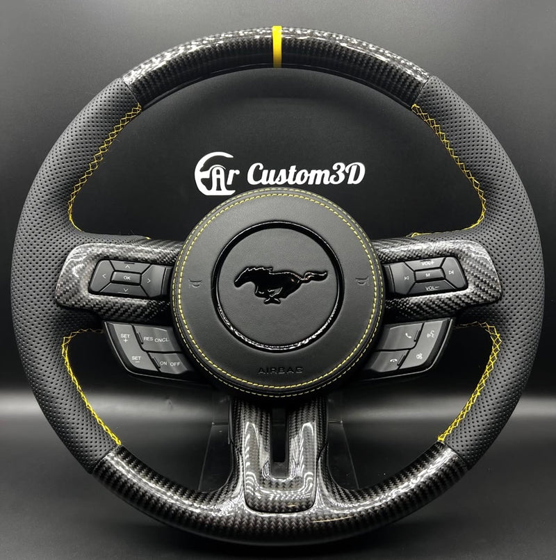 volant ford mustang en carbone et cuir perfore surpiqûre jaune contours de boutons en carbon brillant couvercle d'airbagg en cuir lisse surpiqûre jaune 