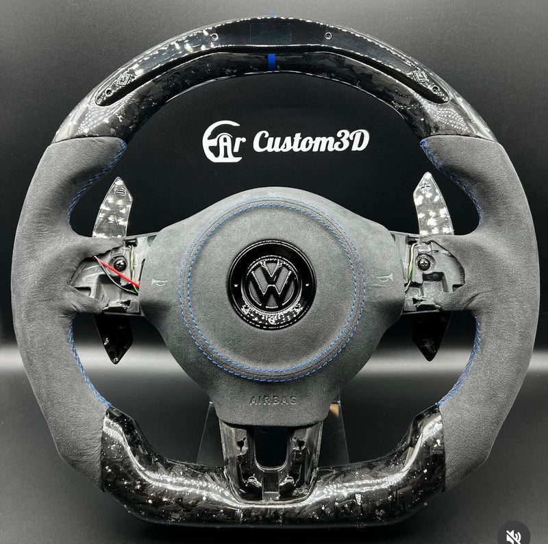 volant golf 6 en carbon forgé blanc et alcantara surpiqûre bleu et leds coucercle d'airbag en alcantara surpiqûre bleu et palettes carbone