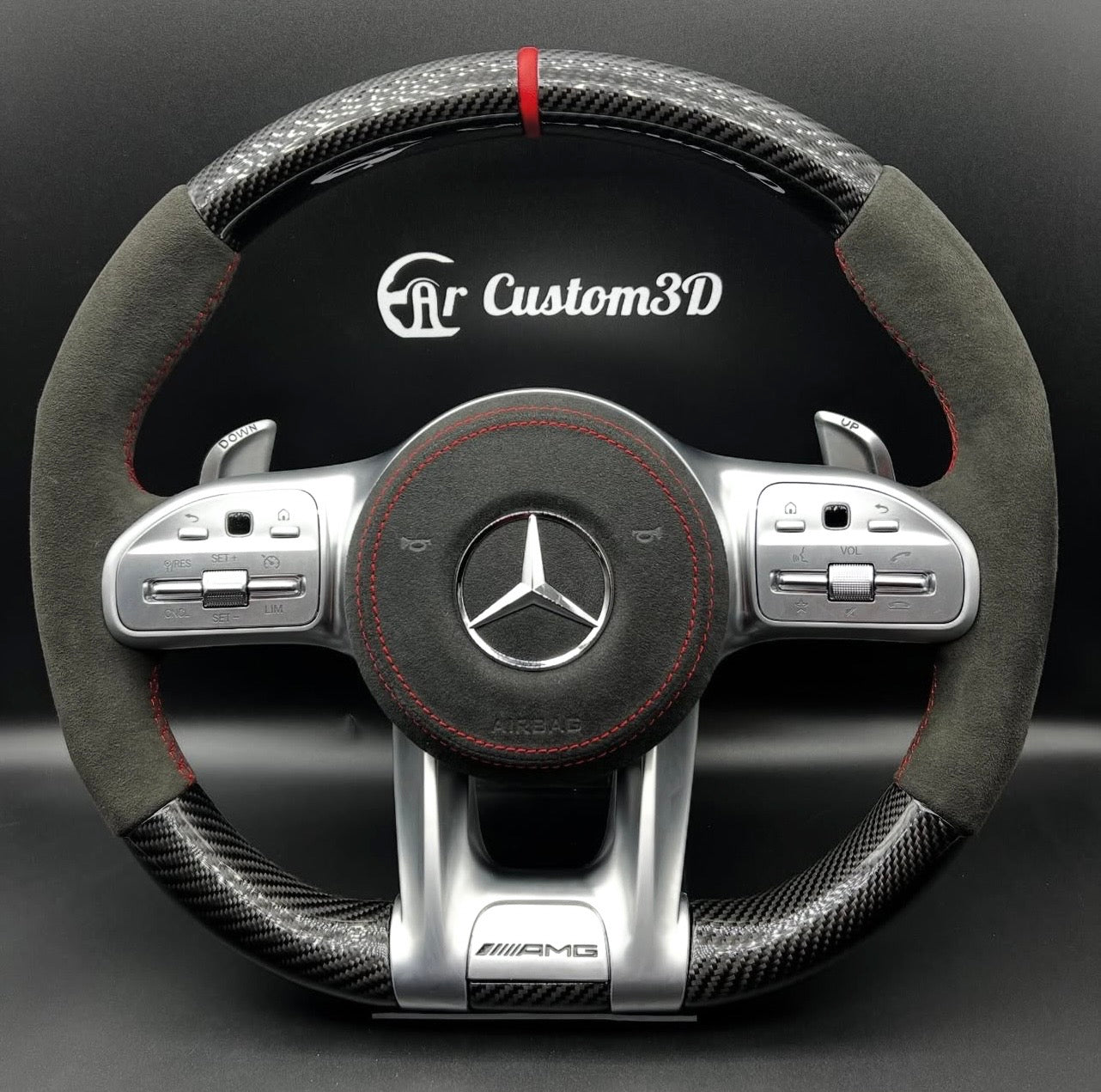 volant mercedes amg en carbone alcantara surpiqûre rouge couvercle d'airbag en alcantara surpiqûre rouge contours de boutons aluminium logo amg noir