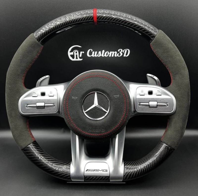 volant mercedes amg en carbone alcantara surpiqûre rouge couvercle d'airbag en alcantara surpiqûre rouge contours de boutons aluminium logo amg noir