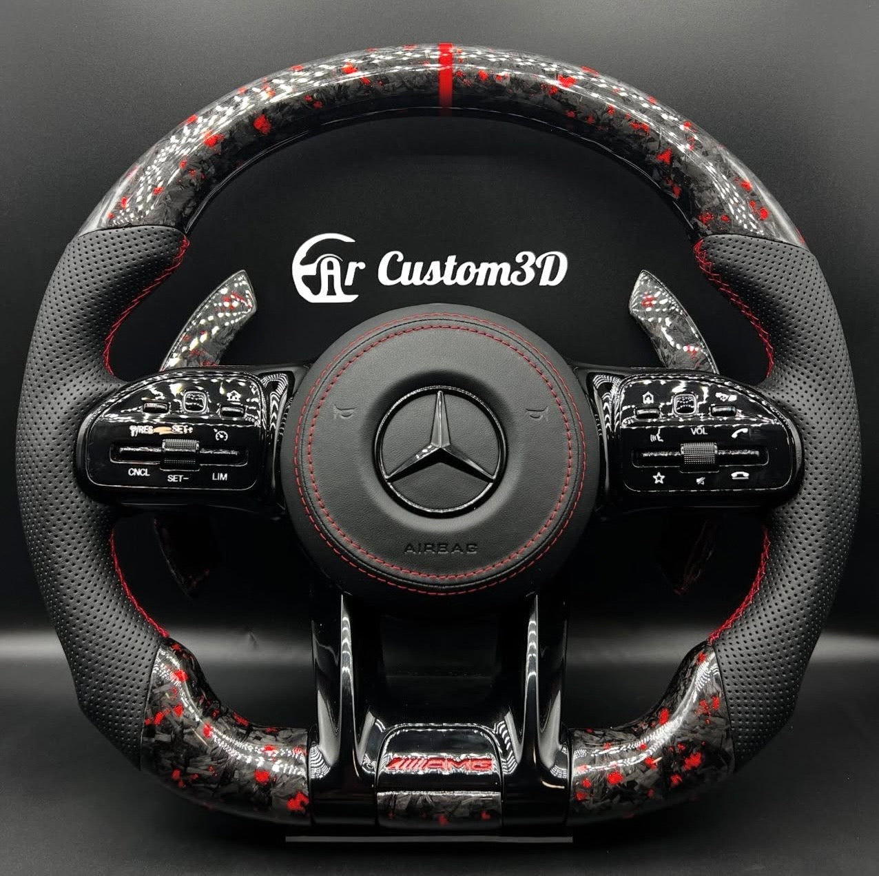 volant mercedes amg en cabon forge rouge et cuir perfore surpiqûre rouge contours de boutons en noir brillant logo amg rouge couvercle d'airbag en cuir lisse surpiqûre rouge palettes carbon forge rouge