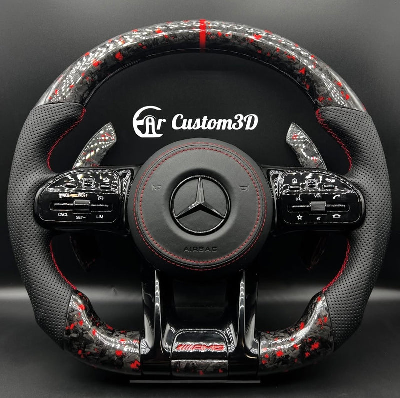 volant mercedes amg en cabon forge rouge et cuir perfore surpiqûre rouge contours de boutons en noir brillant logo amg rouge couvercle d'airbag en cuir lisse surpiqûre rouge palettes carbon forge rouge