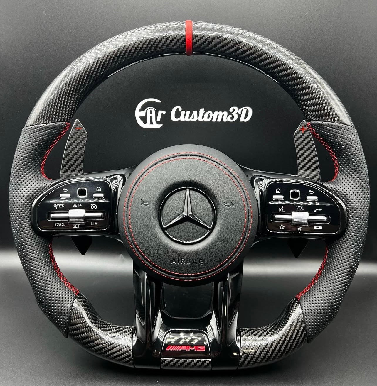 volant mercedes amg en carbone cuir perfore surpiqûre rouge couvercle d'airbag en cuir lisse surpiqûre rouge contours de boutons noir brillant logo amg rouge palettes carbone brillant