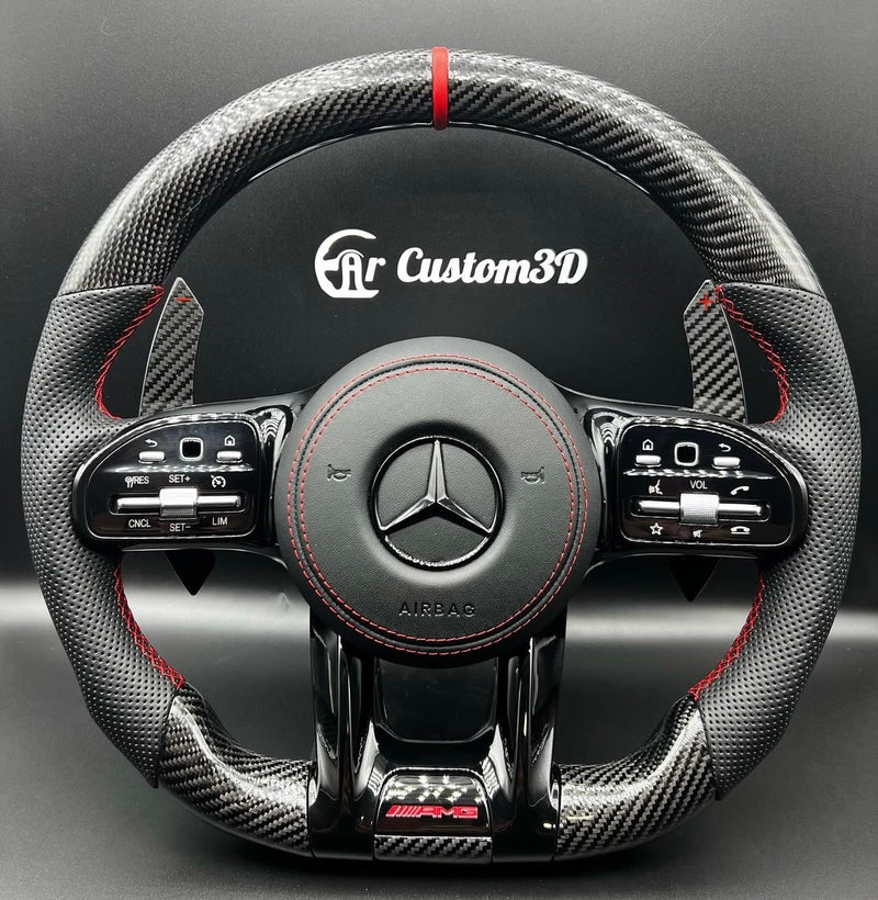 volant mercedes amg en carbone cuir perfore surpiqûre rouge couvercle d'airbag en cuir lisse surpiqûre rouge contours de boutons noir brillant logo amg rouge palettes carbone brillant