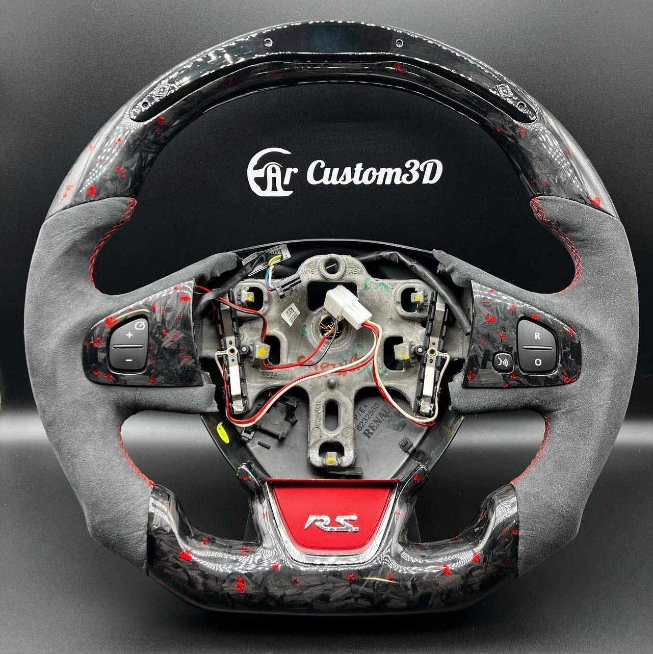 volant renault clio 4rs en carbon forge rouge et alcantara surpiqûre rouge avec leds contours de boutons en carbon forge rouge