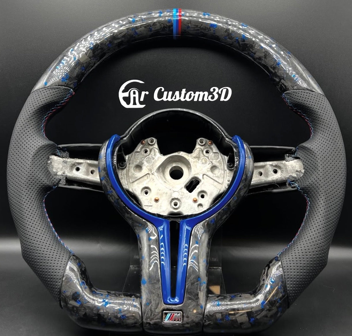 volant bmw serie f en carbon forgé bleu et cuir perforé surpiqûre bleu rappel 12:00 m garniture centrale carbon forgé bleu et interieur bleu logo m