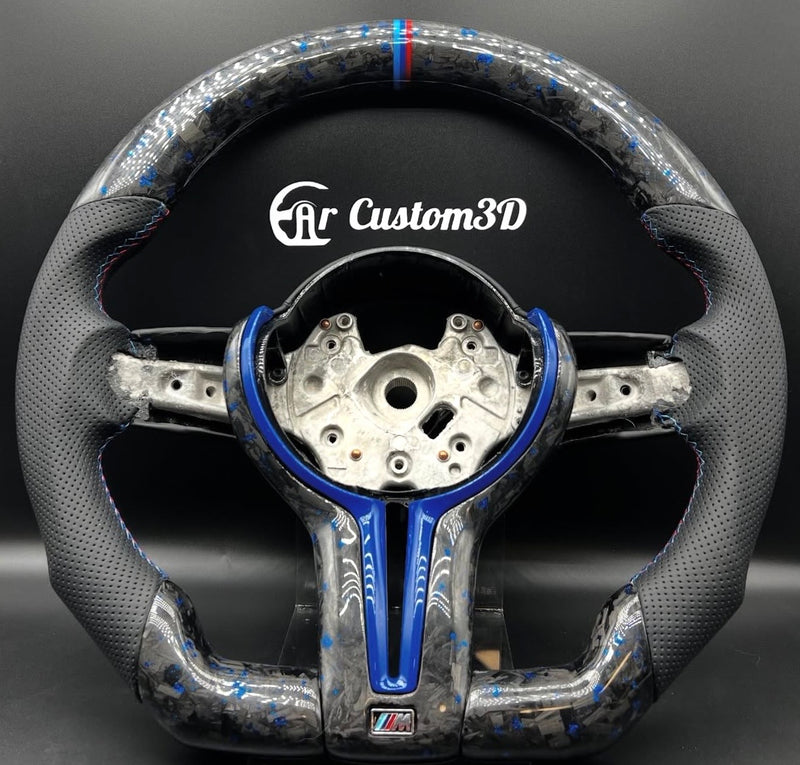 volant bmw serie f en carbon forgé bleu et cuir perforé surpiqûre bleu rappel 12:00 m garniture centrale carbon forgé bleu et interieur bleu logo m
