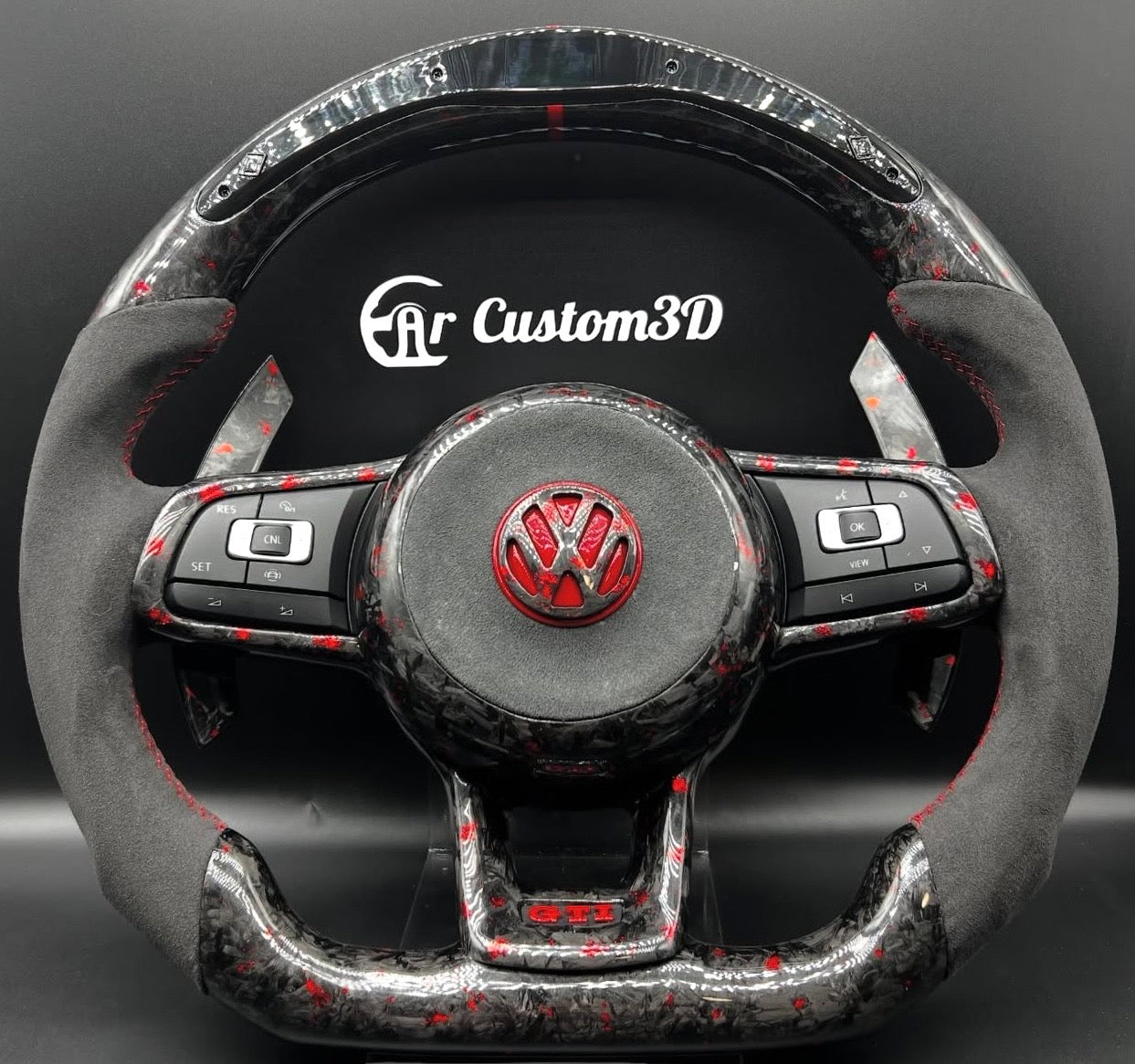 Volant Volkswagen Golf/Polo sur mesure en carbon forgé rouge alcantara surpiqûre rouge avec leds palettes carbon forgé rouge et couvercle carcustalcantara carbonem3d