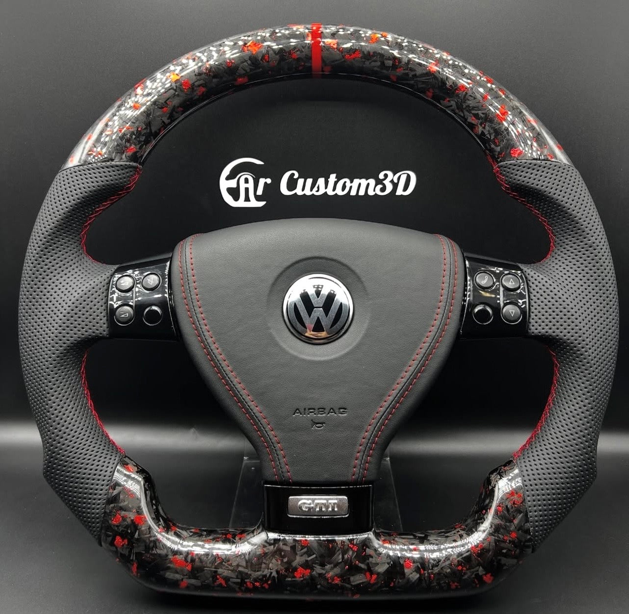 Volant Volkswagen Golf 5 gti sur mesure en carbon forgé rouge et alcantara surpiqûre rouge couvercle d'airbag en cuir