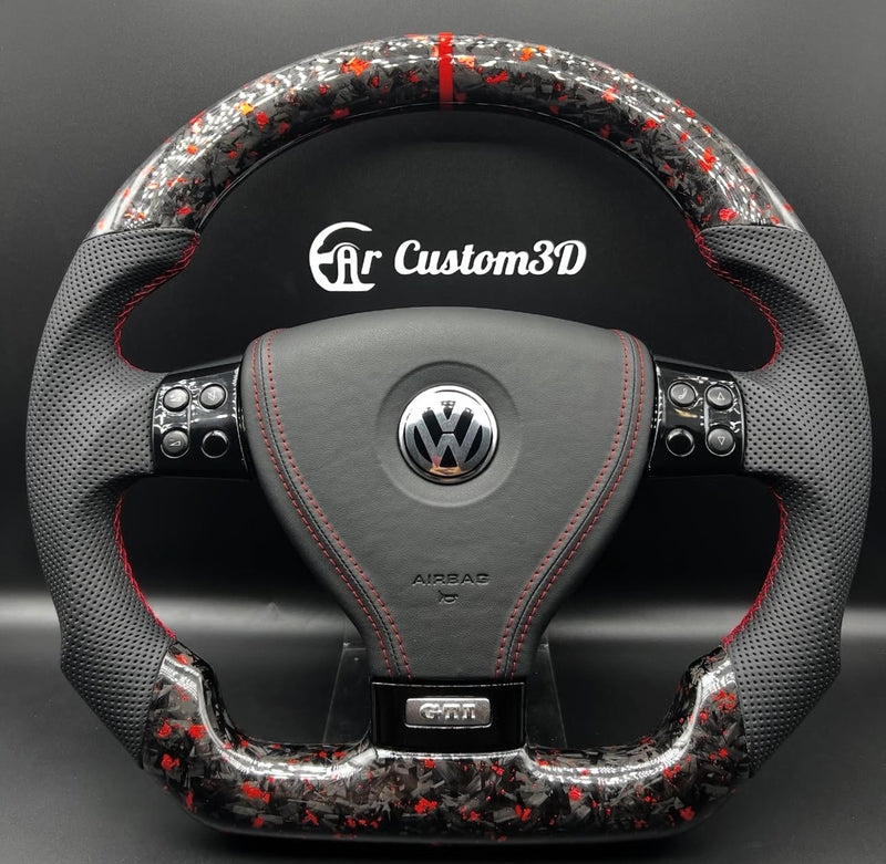 Volant Volkswagen Golf 5 gti sur mesure en carbon forgé rouge et alcantara surpiqûre rouge couvercle d'airbag en cuir