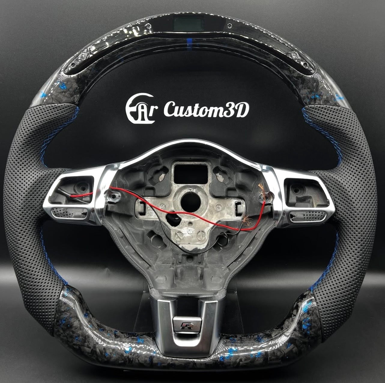 Volant Volkswagen Golf6 sur mesure en carbon forgé bleu et ecuir perforé surpiqûre bleu avec leds