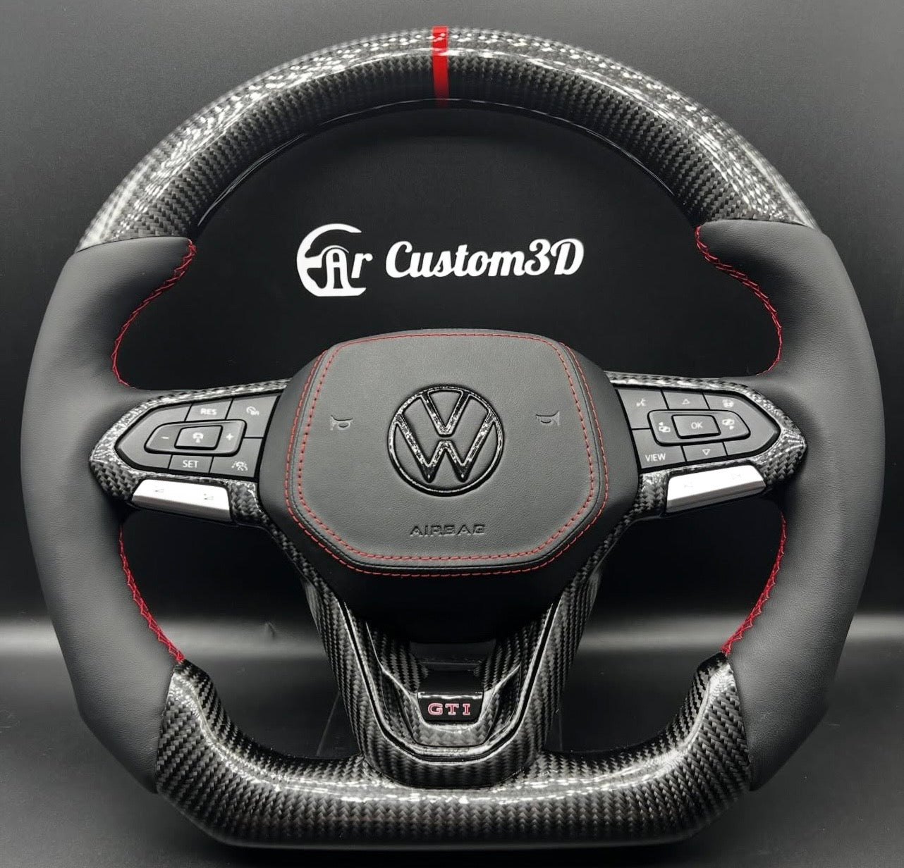 Volant Volkswagen Golf 8 sur mesure en carbon et cuir perforé surpiqûre rouge avec couvercle d'airbag en cuir surpiqûre rouge sur mesure carcustom3d