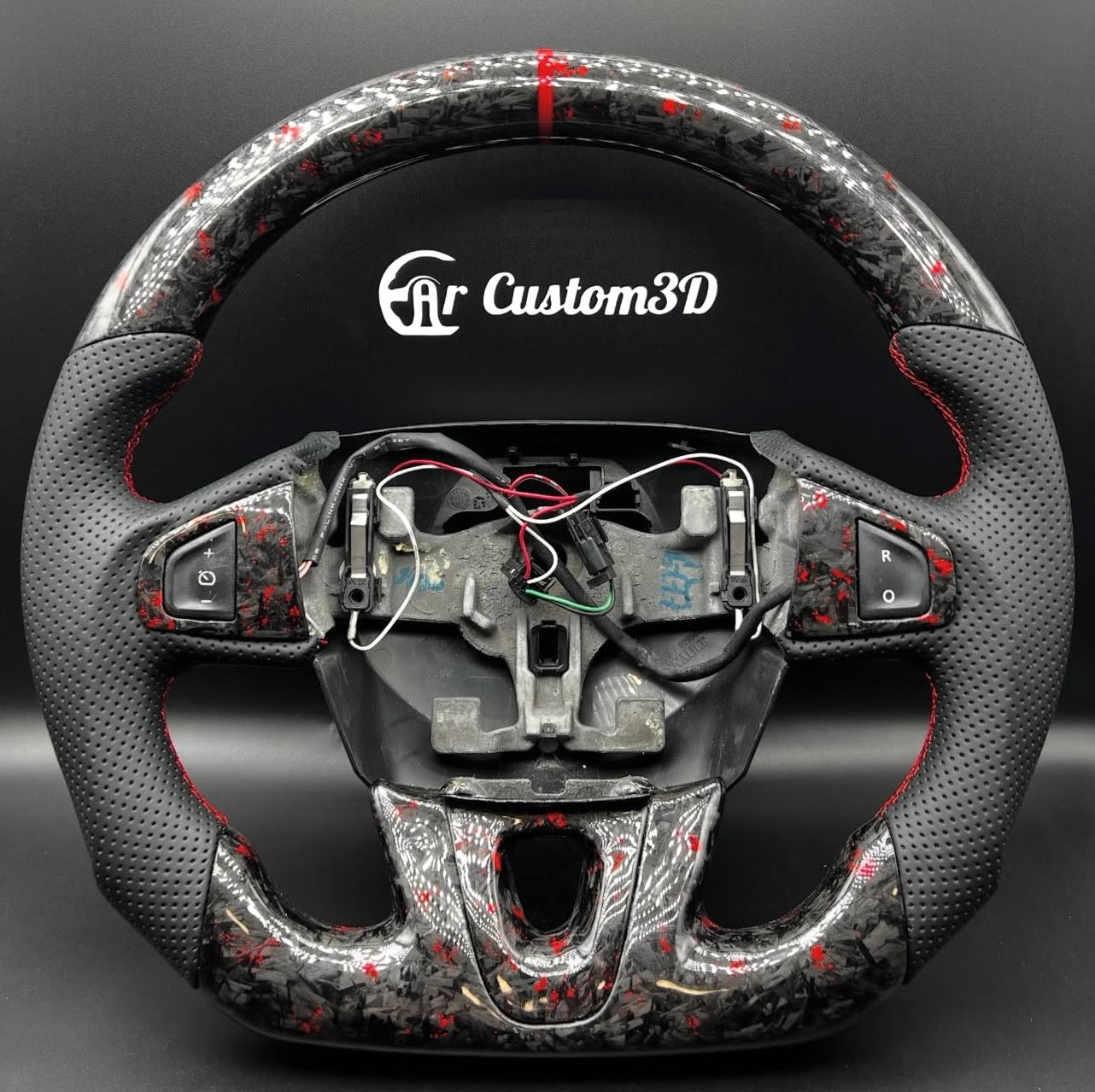 volant renault megane 3rs en carbon forge rouge et cuir perfore surpiqûre rouge contours de boutons carbone forge rouge